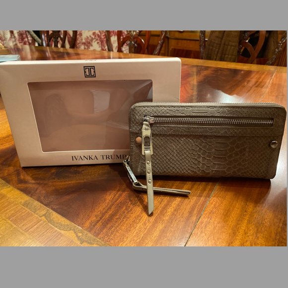 NWOT Ivanka Trump Gray Snake Wallet - Picture 2 of 5
